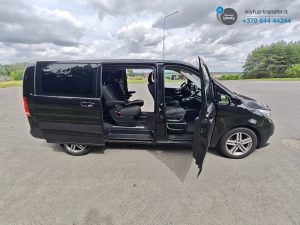 Juodas Mercedes-Benz V-klasės mikroautobusas atvertomis durimis – Alytus Transfer keleivių pervežimas