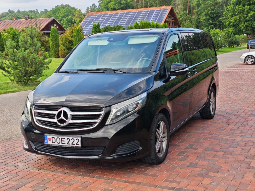 Juodas Mercedes-Benz V-Klasės mikroautobusas pastatytas kieme, vaizdas iš priekio