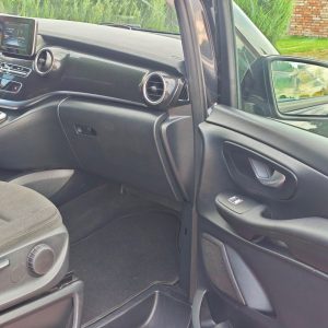 Mercedes-Benz mikroautobuso tvarkinga priekinė panelė ir keleivio vieta