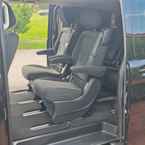 Juodo Mercedes-Benz mikroautobuso erdvus ir tvarkingas salonas su patogiomis sėdynėmis