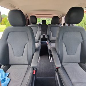 Mercedes-Benz V-Klasės erdvus keleivių salonas su patogiomis sėdynėmis, vaizdas iš priekio