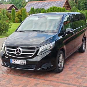 Juodas Mercedes-Benz V-Klasės mikroautobusas kieme, priekinis vaizdas iš kairės pusės